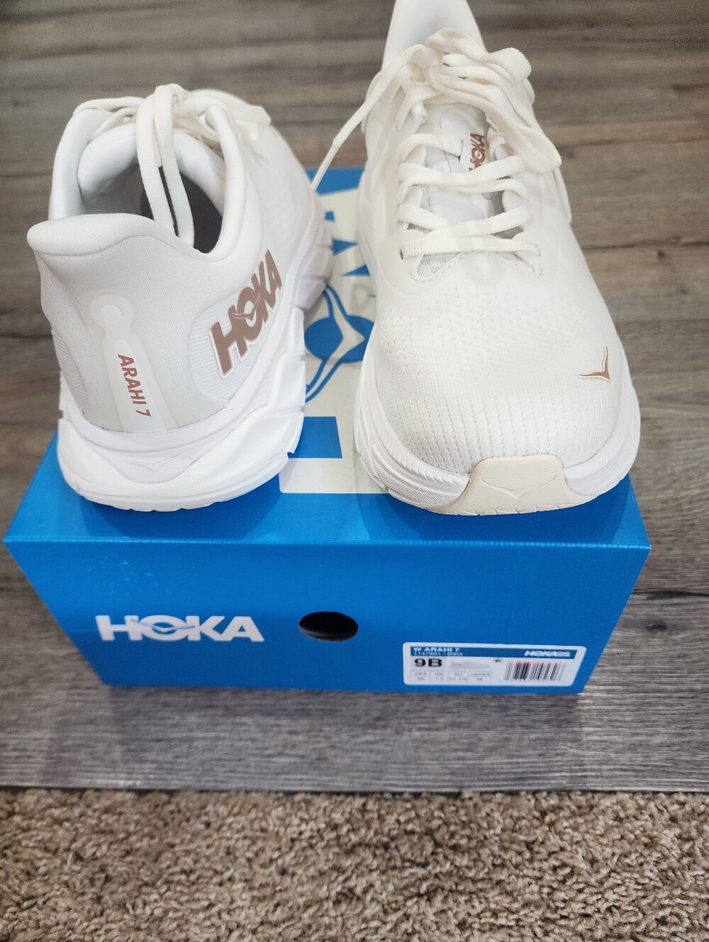 New In Box Women Hoka White ARAHI 7 SHOES 9